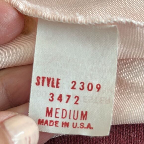 Vtg Brandywine light pink puff sleeve robe with lace neckline that ties in front - Picture 8 of 9